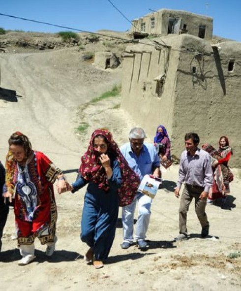 حضور جهانگرد خارجی و خرید فرش دورو ابریشم روستای دویدوخ جرگلان