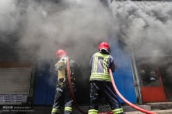 ۶ آتش نشان مصدوم حاصل آتش سوزی در مغازه فست فود در آبادان